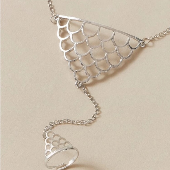 • Cameron • Finger Ring Chain Bracelet - Picture 3 of 4